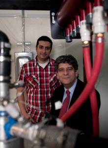 Dottorando Mohamed Fayed (sfondo) e dottorato Georgios Vatistas con il nuovo prototipo di scambiatore di calore. | Foto di Concordia University