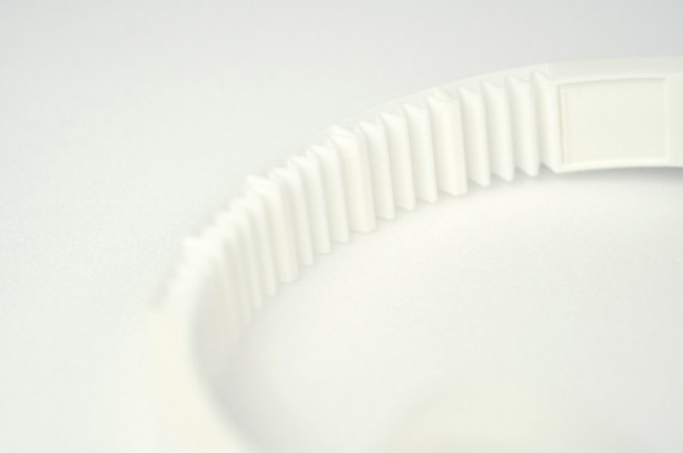 Sebbene stampata anchessa in 3D, anche la fascia risulta flessibile grazie al suo design ondulato.